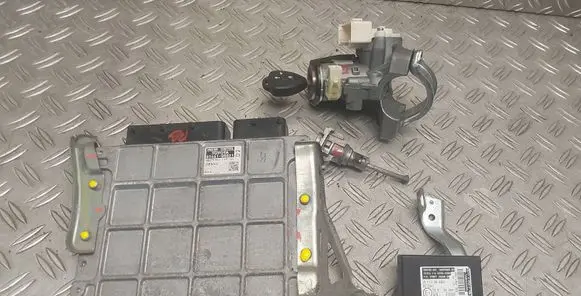 Toyota Avensis T270 Engine ECU kit and lock set 8966105D21 8978005050