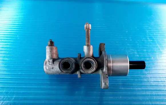 Audi A4 S4 B8 8K Master brake cylinder 32661923