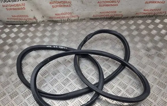 Volkswagen Touareg I Front door rubber seal 7L0867365A
