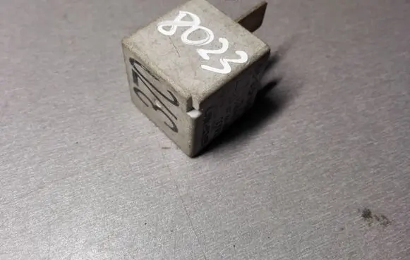Volkswagen PASSAT B5.5 Other relay 8D0951253