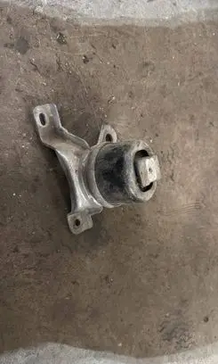 Volvo XC70 Engine mount bracket 6G926F012DD