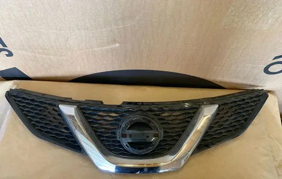 Nissan Qashqai Front bumper upper radiator grill 623104EA2A