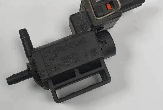 Volkswagen Golf IV Valve vacuum 037906283A