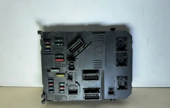Peugeot 206 Fuse module 9649627880 S113085220A S113085220
