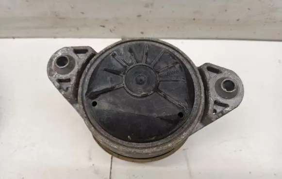 Mercedes-Benz E W212 Engine mount bracket A2122403217