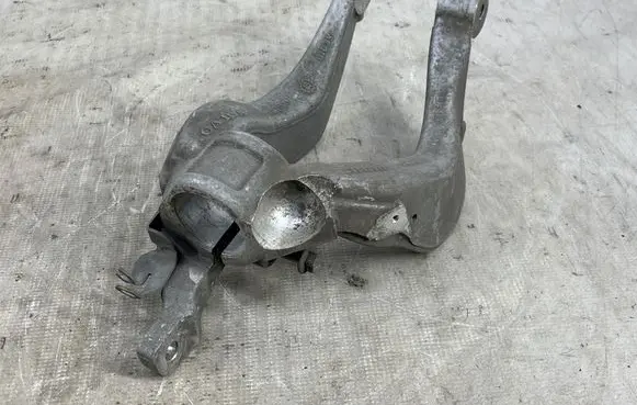Volvo XC90 Lower shock absorber bracket 31681983