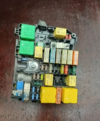 Peugeot 208 I Fuse module 9804848580