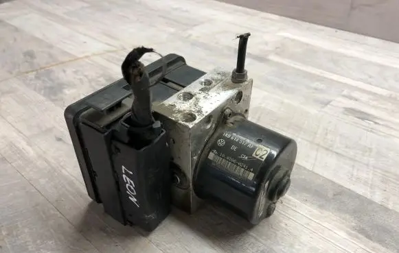 Seat Leon (1P) ABS Pump 1K0907379AC 00005305H0 10096003593
