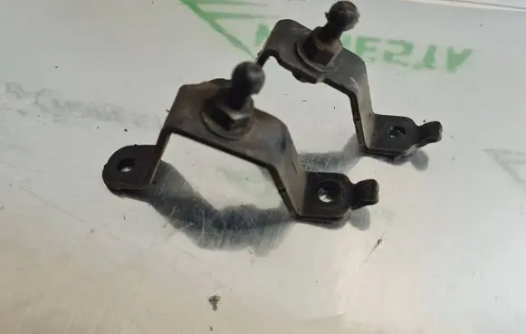 Shock absorber/damper mounting bracket