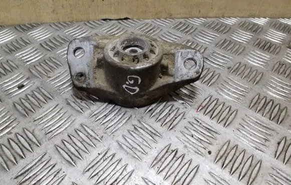 Skoda Octavia Mk2 (1Z) Front shock absorber mounting bracket 3C0513353