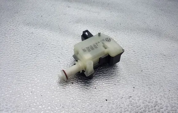 Volkswagen Touareg I Central locking motor 1J0810773D 1K5959782