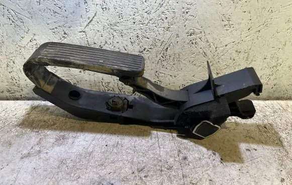 Mercedes-Benz E W211 Accelerator throttle pedal A2113000404