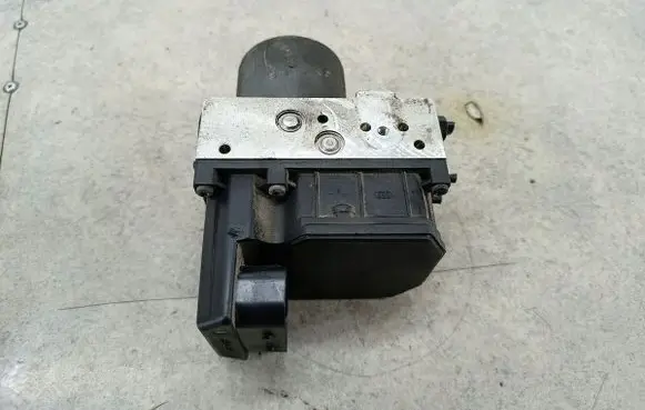 Audi A4 S4 B6 8E 8H ABS Pump 