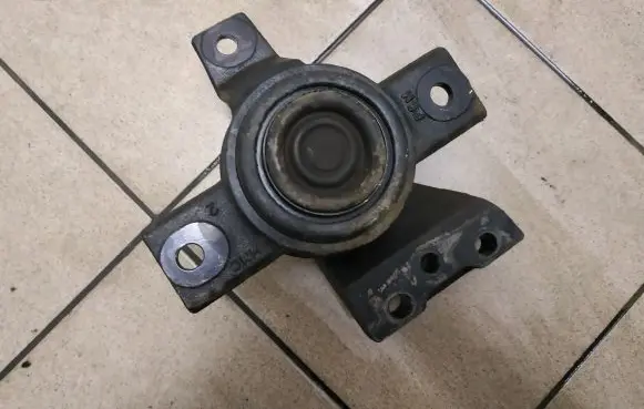 Hyundai Santa Fe Engine mount bracket