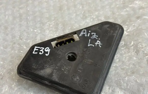 BMW 5 E39 Tail light bulb cover holder 8371326