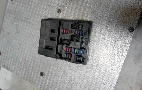 Nissan Micra Fuse module 284B71HR0C 081312900682