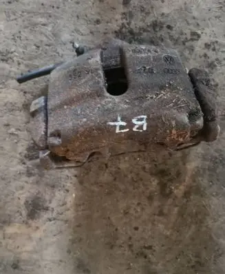 Volkswagen PASSAT B7 Front brake caliper