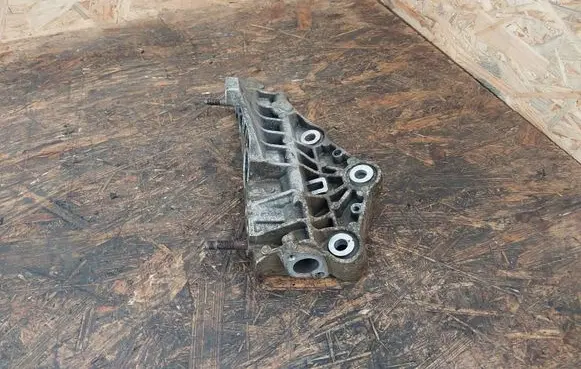 Jeep Grand Cherokee EGR valve cooler bracket 90513247G