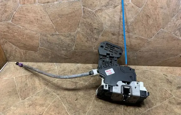 Mercedes-Benz GLA W156 X156 Front door lock A1667200635