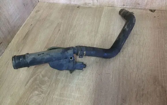 Volkswagen Golf V Engine coolant pipe/hose 038121132G