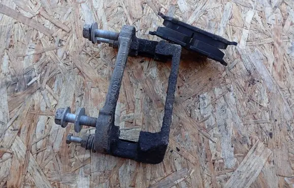 BMW 1 E81 E87 Front Brake Caliper Pad/Carrier 