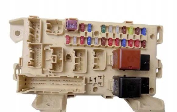 Toyota Avensis Verso Fuse module 8922144050
