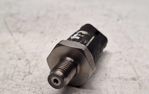 BMW 5 E39 Fuel pressure sensor 0281002475 13537812345 13537788164