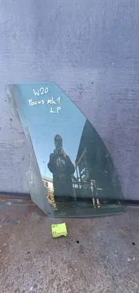 Ford Focus Front door window glass four-door 1212123