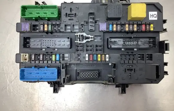 Opel Zafira B Fuse module 13220831 13550831 5DK00866953