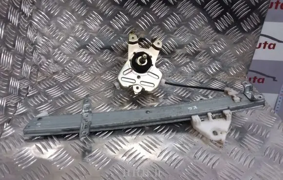 Rear door manual window regulator
