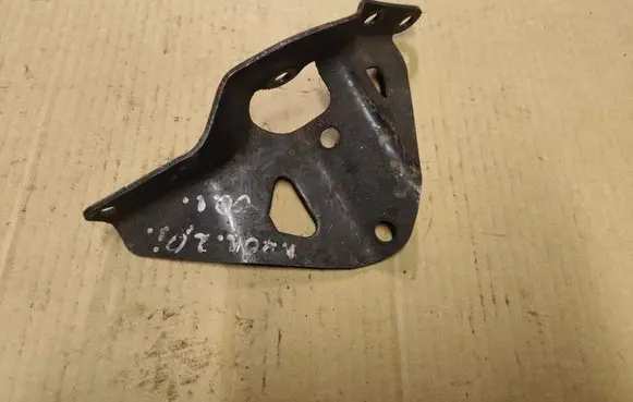 Chrysler PT Cruiser Engine mounting bracket