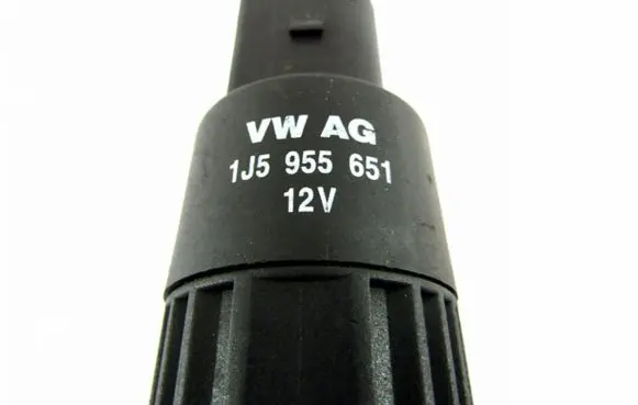 Skoda Octavia Mk1 (1U) Windscreen/windshield washer pump 1j5955651