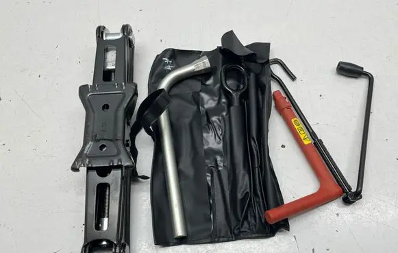 Audi A4 S4 B9 8W Tool set 8W0011031F