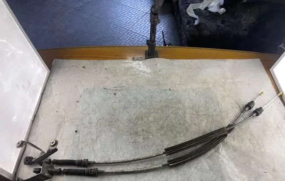 Volkswagen Touran I Gear shift cable linkage 1t0711265b 1t0711266b