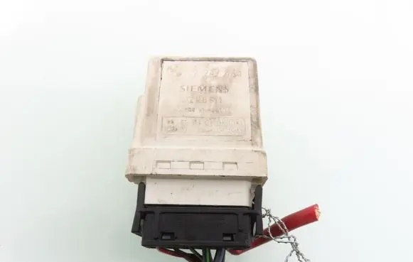 BMW 3 E46 Glow plug pre-heat relay 72RB511 2247664