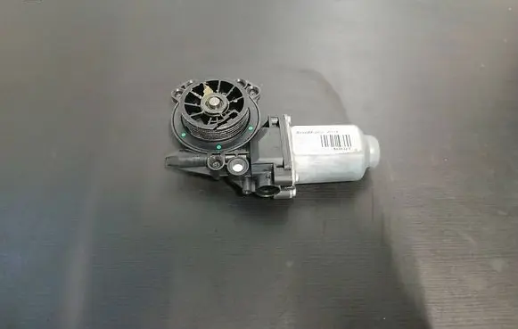 Nissan Qashqai Front door window regulator motor 402032E
