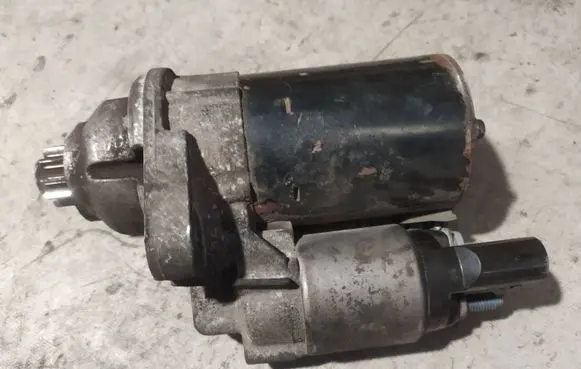 Volkswagen Golf V Starter motor 0001120408