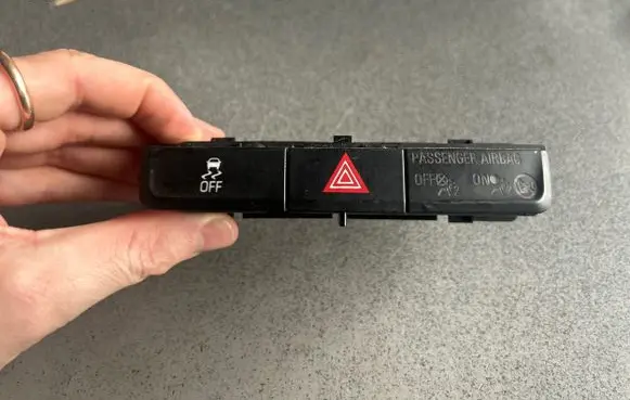 Opel Mokka X Hazard light switch 95016183 2715A1