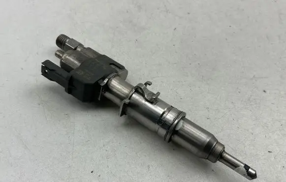 BMW 5 E60 E61 Fuel injector 7589048 10181010