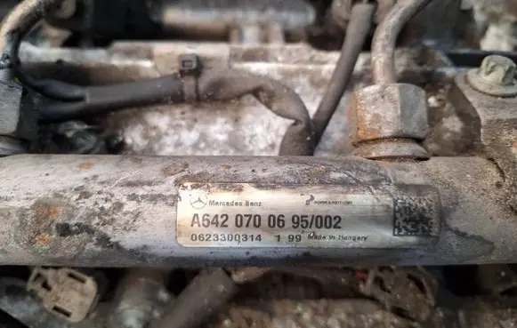 Mercedes-Benz R W251 Fuel injector