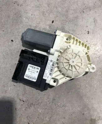 Volkswagen Scirocco Front door window regulator motor 5K0959793A 1Q0959701H