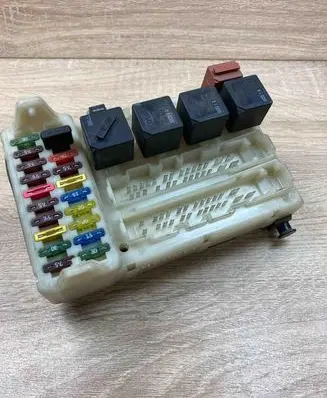 Ford Mondeo MK II Fuse module 93BG14K150AD 0124001