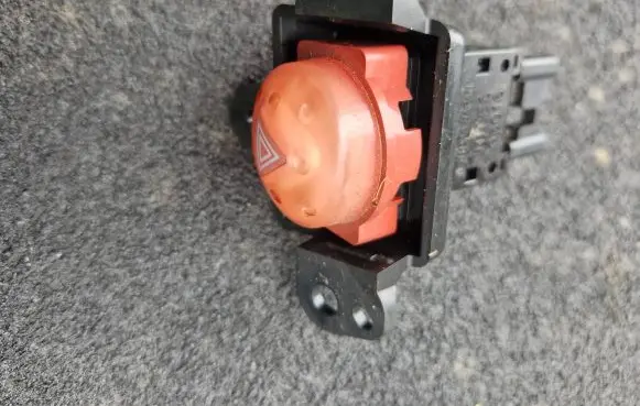 Nissan Almera Tino Hazard light switch