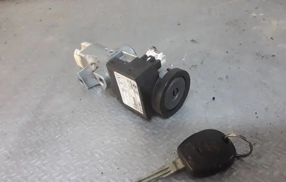 Nissan X-Trail T30 Ignition lock 28590C9902