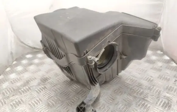 Volvo V40 Cross country Air filter box AV619600BF
