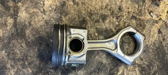 Subaru Forester SH Piston with connecting rod