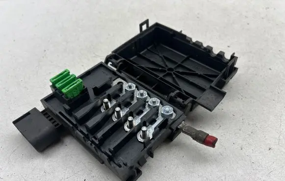 Volkswagen Golf IV Fuse module 1J0937550AA