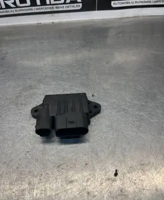 Mercedes-Benz R W251 Glow plug pre-heat relay 0522140709 20204004211 E2110021048