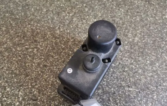 Volkswagen PASSAT B3 Central locking vacuum pump 357862257