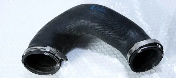 Audi Q7 4L Intercooler hose/pipe 7L6145972E